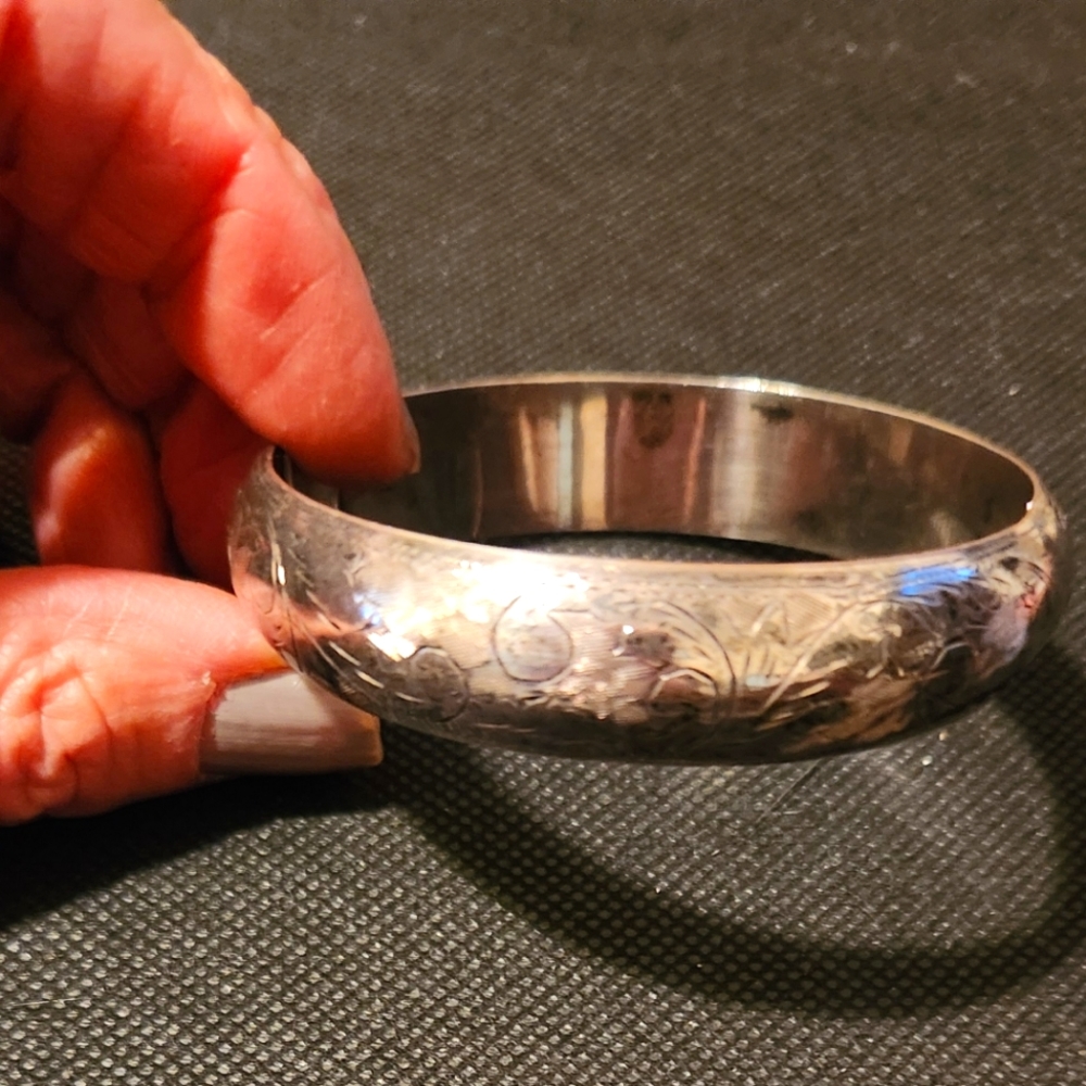 Pretty vintage etched bangle bracelet